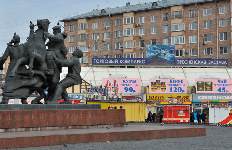 Торговые ларьки у станции метро «Улица 1905 года». 2010 год.