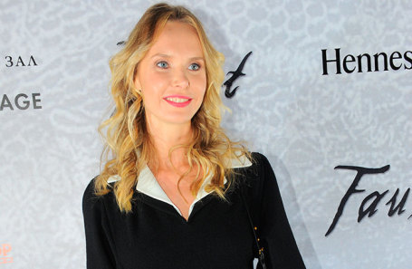 Илона Столье.