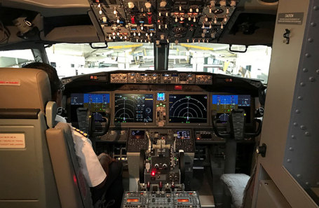 Кабина самолета Boeing 737 MAX 8.