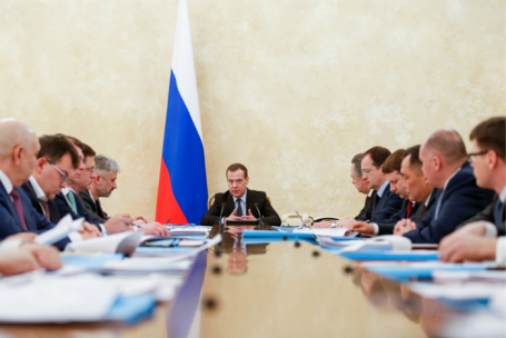 Премьер-министр РФ Дмитрий Медведев (в центре).