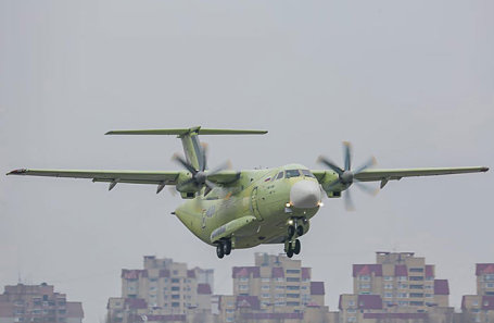 Новый российский военно-транспортный самолет Ил-112В во время испытательного полета в Воронеже.