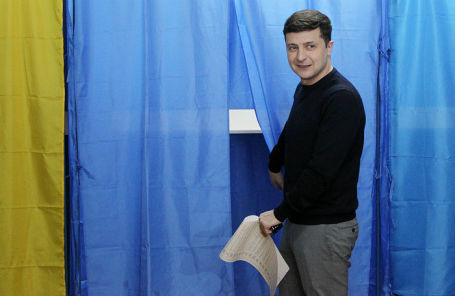 Кандидат в президенты Украины, актер Владимир Зеленский на избирательном участке.