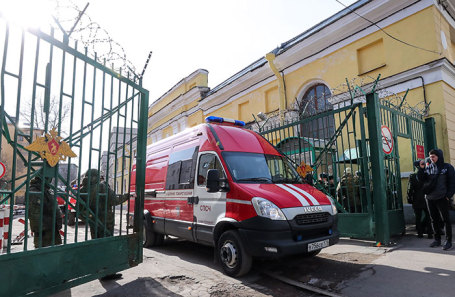 Автомобиль пожарной службы у территории Военно-космической академии имени А. Ф. Можайского, где произошел взрыв.