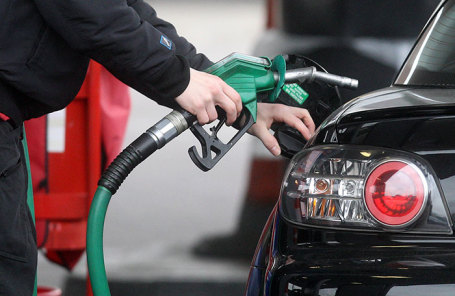 Заморозку цен на бензин в России продлят еще на три месяца
