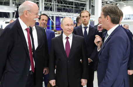 Владимир Путин во время церемонии открытия завода «Московия» по производству автомобилей Mercedes-Benz.