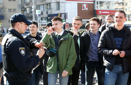 Молодежь у здания Центральной избирательной комиссии Украины в Киеве.