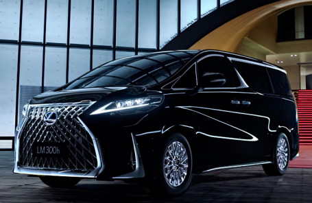Lexus LM 300h.
