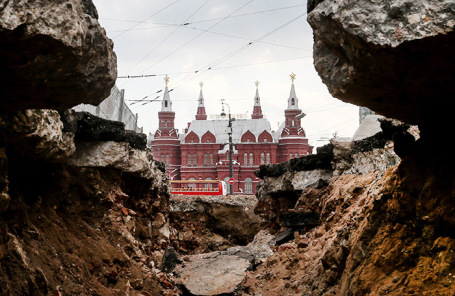 Благоустройство улиц в центре Москвы. Архив.