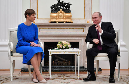 Президент России Владимир Путин (справа) и президент Эстонии Керсти Кальюлайд (слева) на встрече в Кремле.