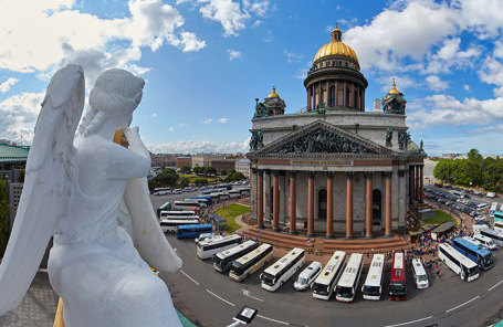 Туристические автобусы у Исаакиевского собора в Санкт-Петербурге.