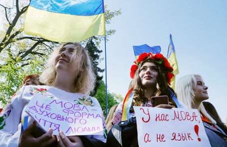 Акция в поддержку закона о языке у здания Верховной рады в Киеве.