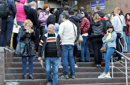 Жители Донецка, подающие заявления на получение российских паспортов.