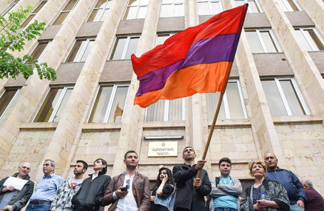 Сторонники премьер-министра Армении Никола Пашиняна заблокировали здание Конституционного суда Армении в Ереване.
