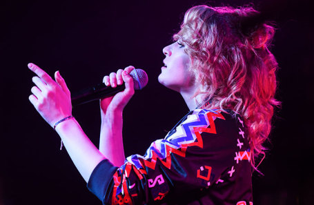 Певица Монеточка.