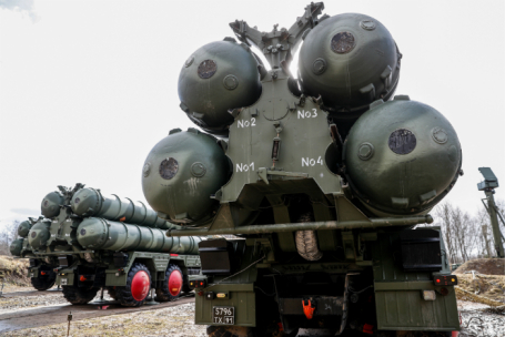 Боевые расчеты зенитной ракетной системы (ЗРС) С-400 «Триумф».