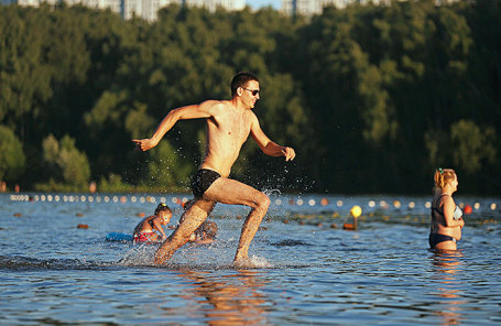 Отдыхающие на пляже в Серебряном Бору.