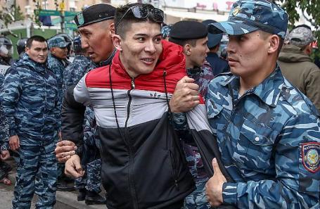 Задержание участников митинга в день выборов президента Казахстана.