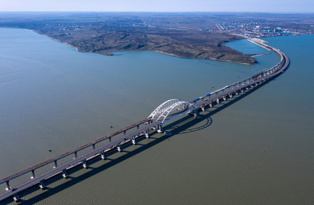 Вид сверху на Крымский мост.