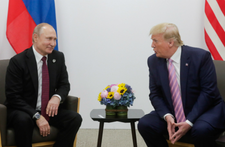 Президент России Владимир Путин и президент США Дональд Трамп (слева направо) во время встречи в рамках 14-го саммита лидеров стран Группы двадцати (G20) в международном выставочном комплексе INTEX Osaka. 