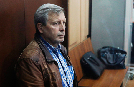 Бывший заместитель руководителя Пенсионного фонда России Алексей Иванов, подозреваемый в получении взятки в размере 4,4 млн рублей, во время рассмотрения ходатайства следствия о его аресте в Басманном суде.