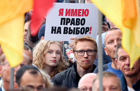 Участники согласованного митинга против нарушений на выборах на площади Ленина у Финляндского вокзала.