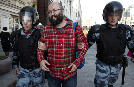 Илья Азар на митинге 27 июля.