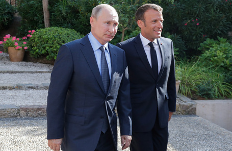 Владимир Путин и Эммануэль Макрон во время встречи на территории форта Брегансон во Франции.