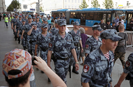Сотрудники полиции у здания мэрии Москвы во время несанкционированной акции оппозиции.
