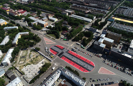 Вид на граффити «Супрематический крест» художника Покраса Лампаса.