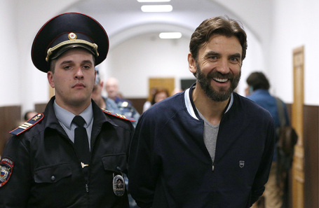 Михаил Абызов (справа).