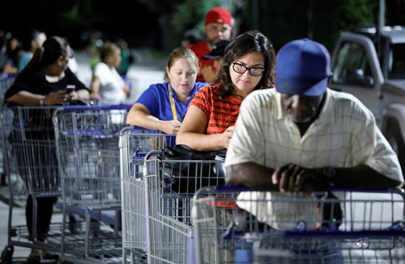 Люди в очереди в продуктовый магазин в Киссимми, Флорида, США.