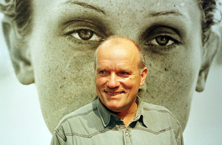 Петер Линдберг перед портретом американской модели Берри Смитер на персональной выставке «Образы женщин». Гамбург, 2019 год.