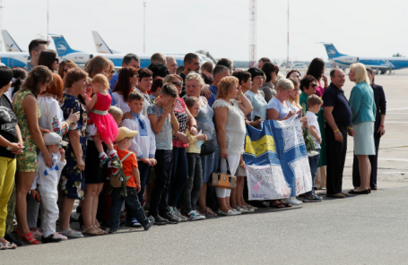 Родственники украинских заключенных, ожидающие их прибытия в аэропорту Киева.