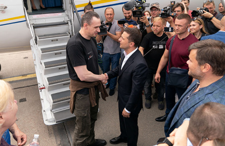 Президент Украины Владимир Зеленский приветствует кинорежиссера Олега Сенцова в аэропорту «Борисполь».