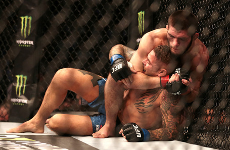 Чемпион UFC в легком весе Хабиб Нурмагомедов и временный чемпион UFC в легком весе Дастин Порье (справа налево) во время поединка за звание чемпиона UFC.