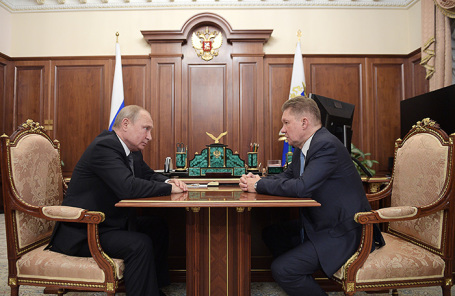 Президент РФ Владимир Путин и председатель правления ПАО «Газпром» Алексей Миллер (слева направо) во время встречи в Кремле.