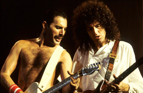 Фредди Меркьюри и Брайан Мэй во время концерта группы Queen.