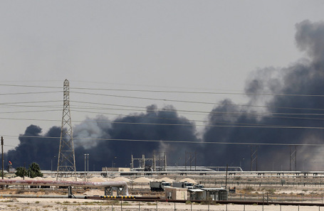 Пожар на заводе Aramco в городе Абкаик, Саудовская Аравия.