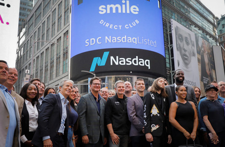 Глава SmileDirectClub Дэвид Кацман (в центре) празднует дебют компании на бирже NASDAQ.