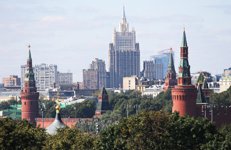 Вид на Кремль и здание МИД России.