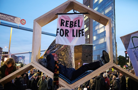 https://cdn.bfm.ru/news/maindocumentphoto/2019/10/07/climate-change-germany-protests.jpg