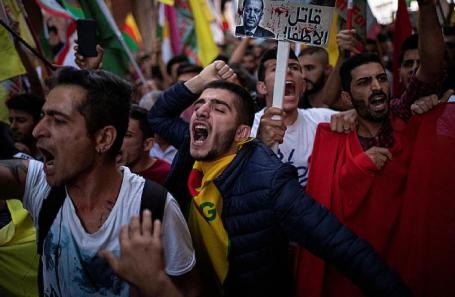 Курды протестуют в Афинах против турецкой атаки.