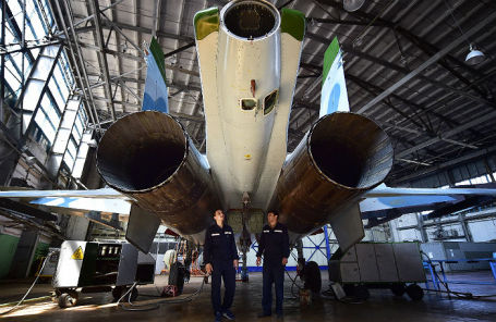 Истребитель Су-27 в цехе 322-го авиаремонтного завода.
