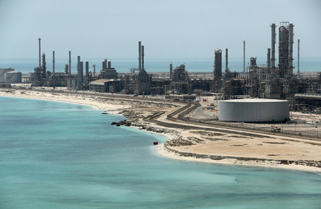 Вид завода и нефтяного терминала Saudi Aramco в Саудовской Аравии.