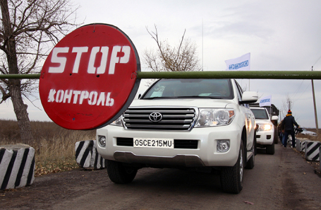Автомобили ОБСЕ на блок-посту в районе села Петровское.