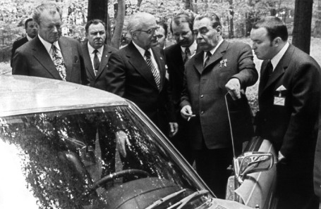 Канцлер ФРГ Вилли Брандт подарил Леониду Брежневу «Мерседес». 19 мая 1973 года.