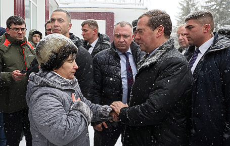 Премьер-министр Дмитрий Медведев и пенсионерка Татьяна Кадукина.