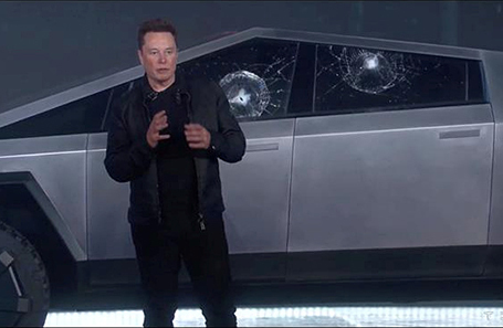 Илон Маск во время презентации Tesla Cybertruck.