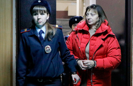 Ирина Голосная (справа) в Пресненском суде.