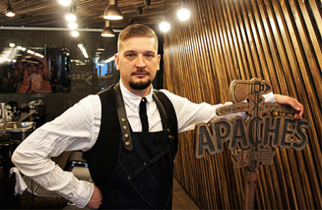 Артем Апачек.